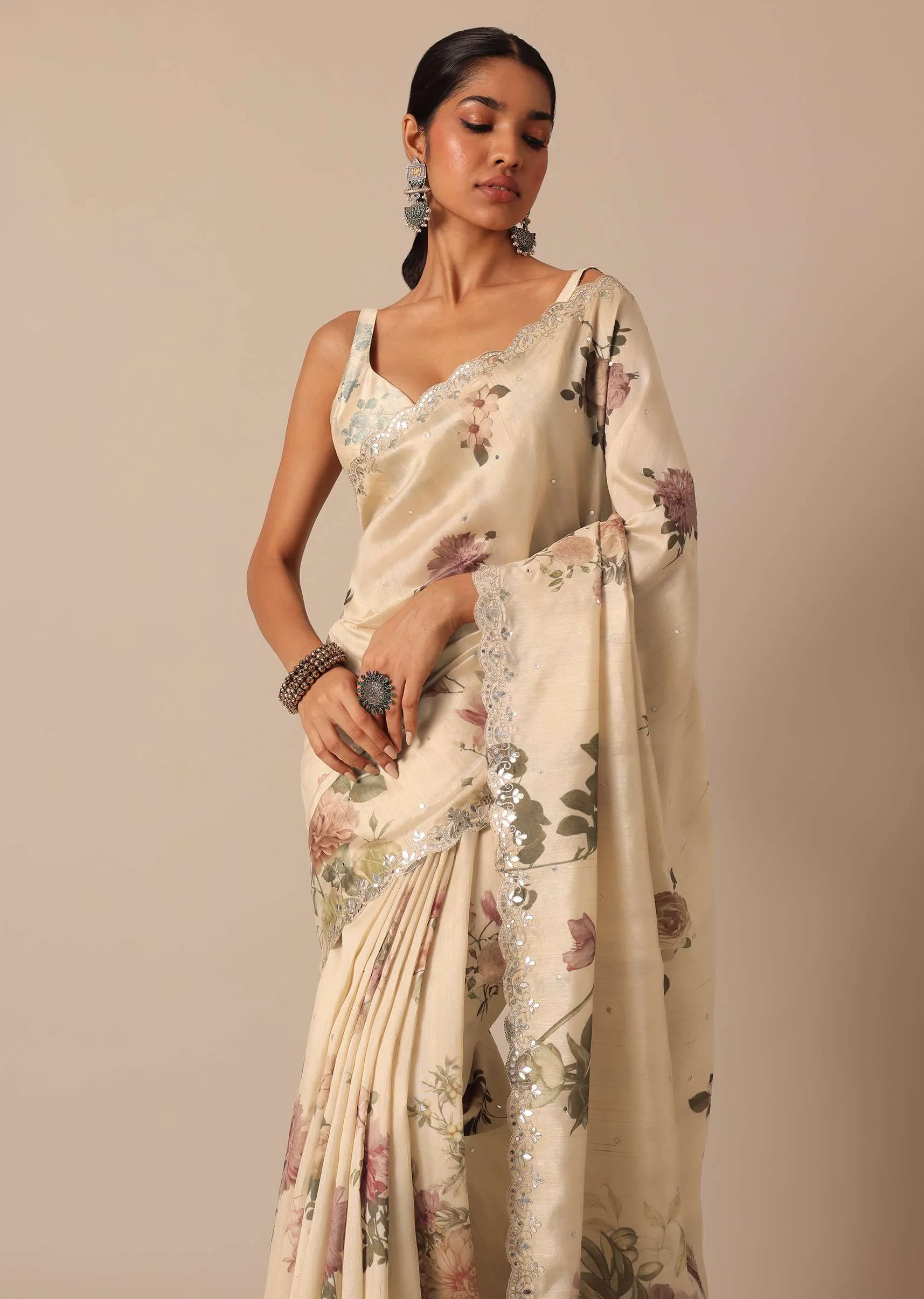 Cream Tussar Saree With Scallop Border And Unstitched Blouse Piece