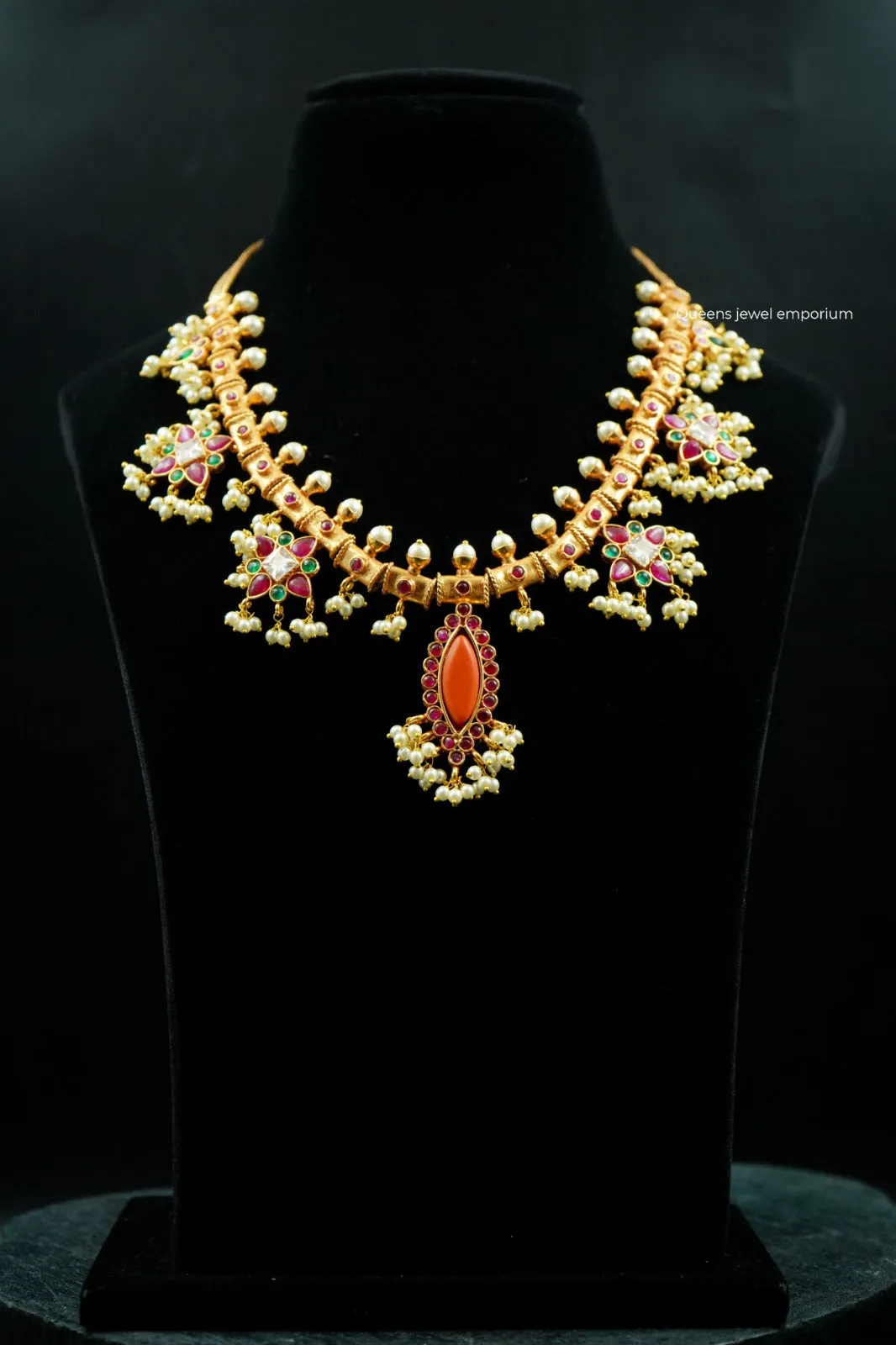VEDIKA GUTTA PUSALU NECKLACE