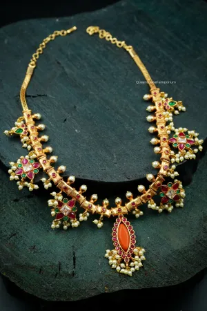 VEDIKA GUTTA PUSALU NECKLACE